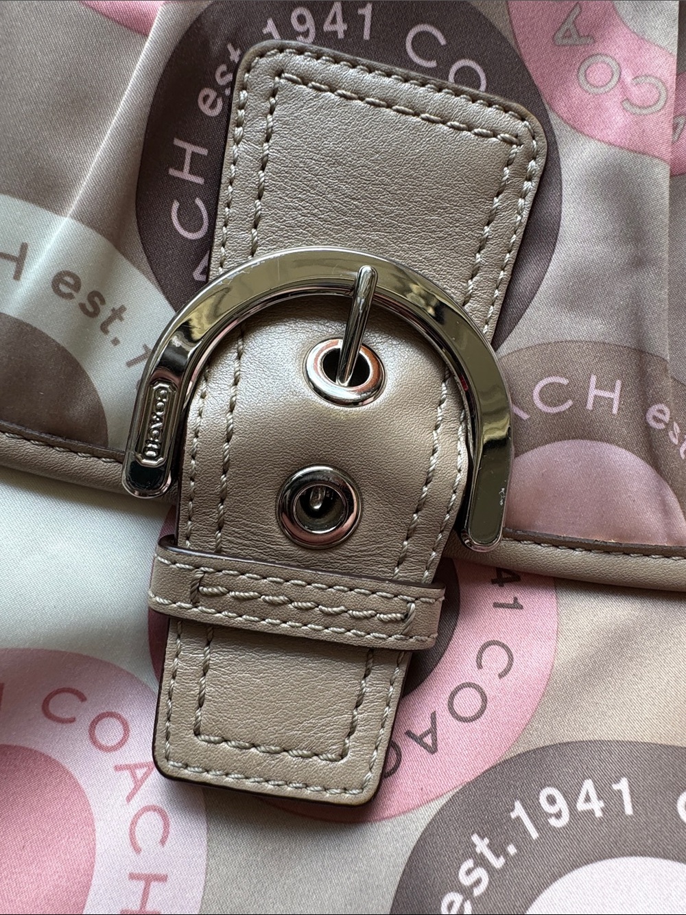 Vintage COACH SoHo Pink, Beige & Brown Signature Circle Shoulder Bag with Charm - Picture 3 of 15